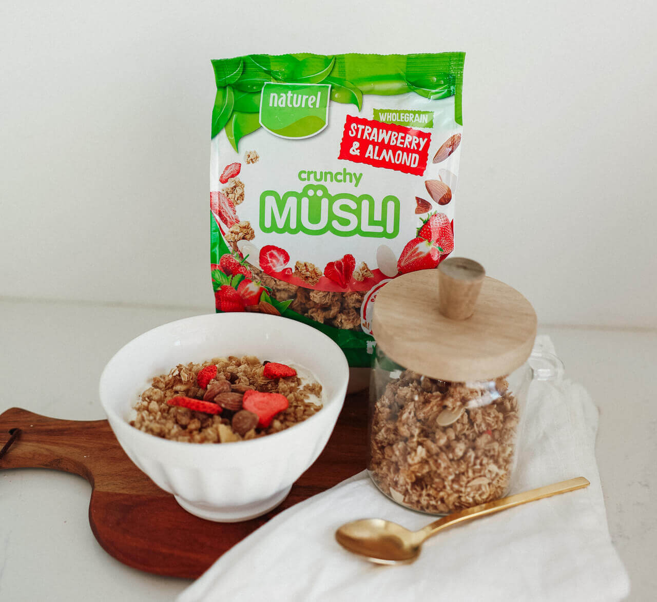 Crunchy muesli Crunchy muesli na stolu s zdjelicom u kojoj se nalaze Crunchy muesli